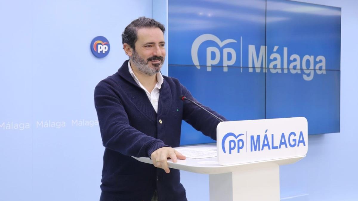 El secretario general del PP de Málaga, José Ramón Carmona, en rueda de prensa