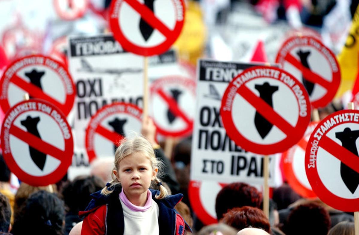 La protesta congregó a cerca de 100.000 personas en las calles de Atenas, una acción que supuso, además, un gesto de apoyo al Gobierno griego, opuesto a que la solución del conflicto iraquí fuese la vía militar.