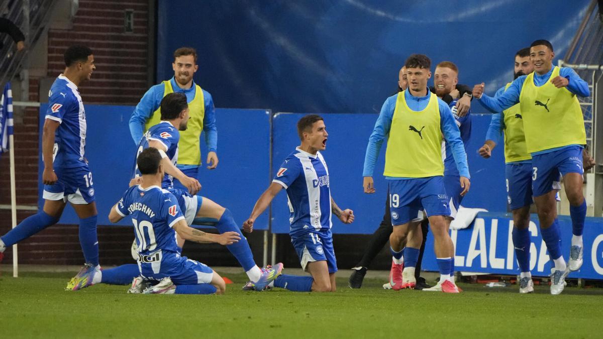 Tenaglia celebra su gol ante la Real Sociedad junto a sus compañeros de equipo.