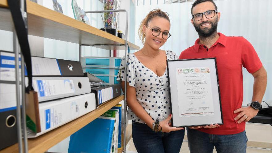 Los enfermeros grancanarios Irina Medina y David Rodríguez, ayer en su consulta nutricionista de La Isleta.