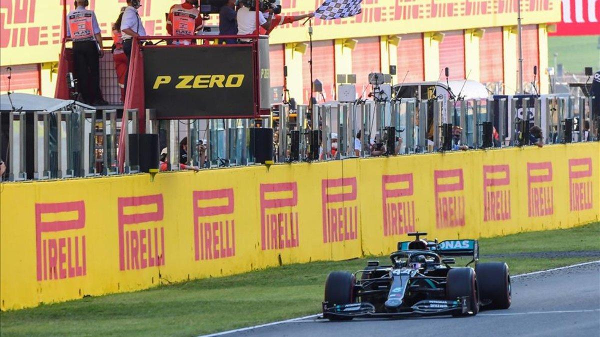Hamilton cruzando la linea de meta en Mugello.