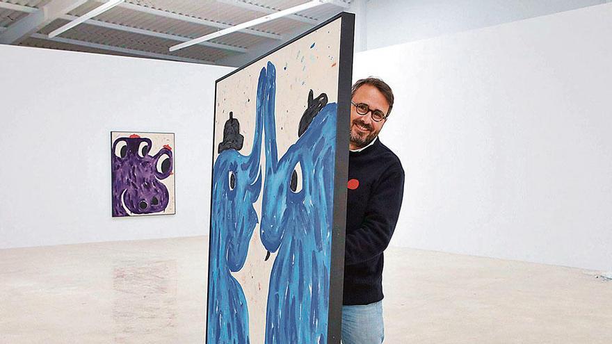 Galerist Óscar Florit bei den Vorbereitungen zur Eröffnungsausstellung in den großzügigen neuen Räumen seiner Galerie L21.