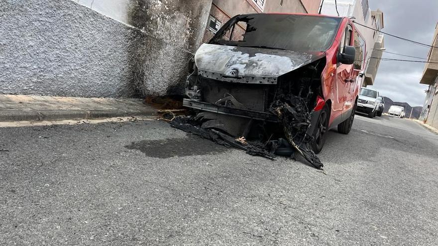 Los vecinos de Aldea Blanca, alarmados por la aparición de coches quemados en el pueblo