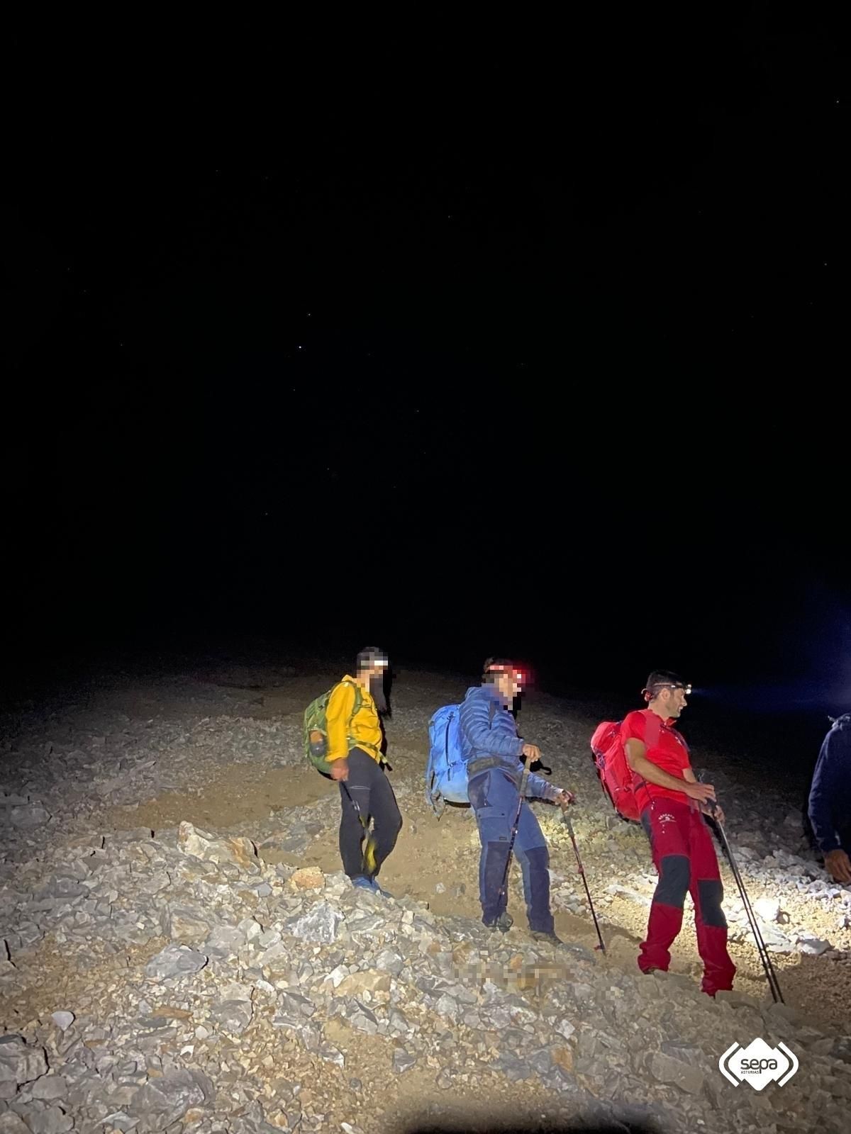 EN IMÁGENES: Rescatan de madrugada a cuatro personas que se desorientaron en el Urriellu