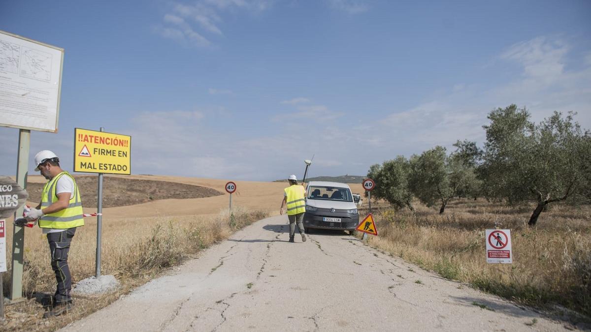 La empresa inicia los trabajos de arreglo del camino rural de Torreparedones.