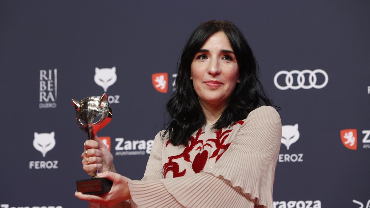 Alauda Ruiz de Azúa posa con su premio por el guion de 'Cinco lobitos'.