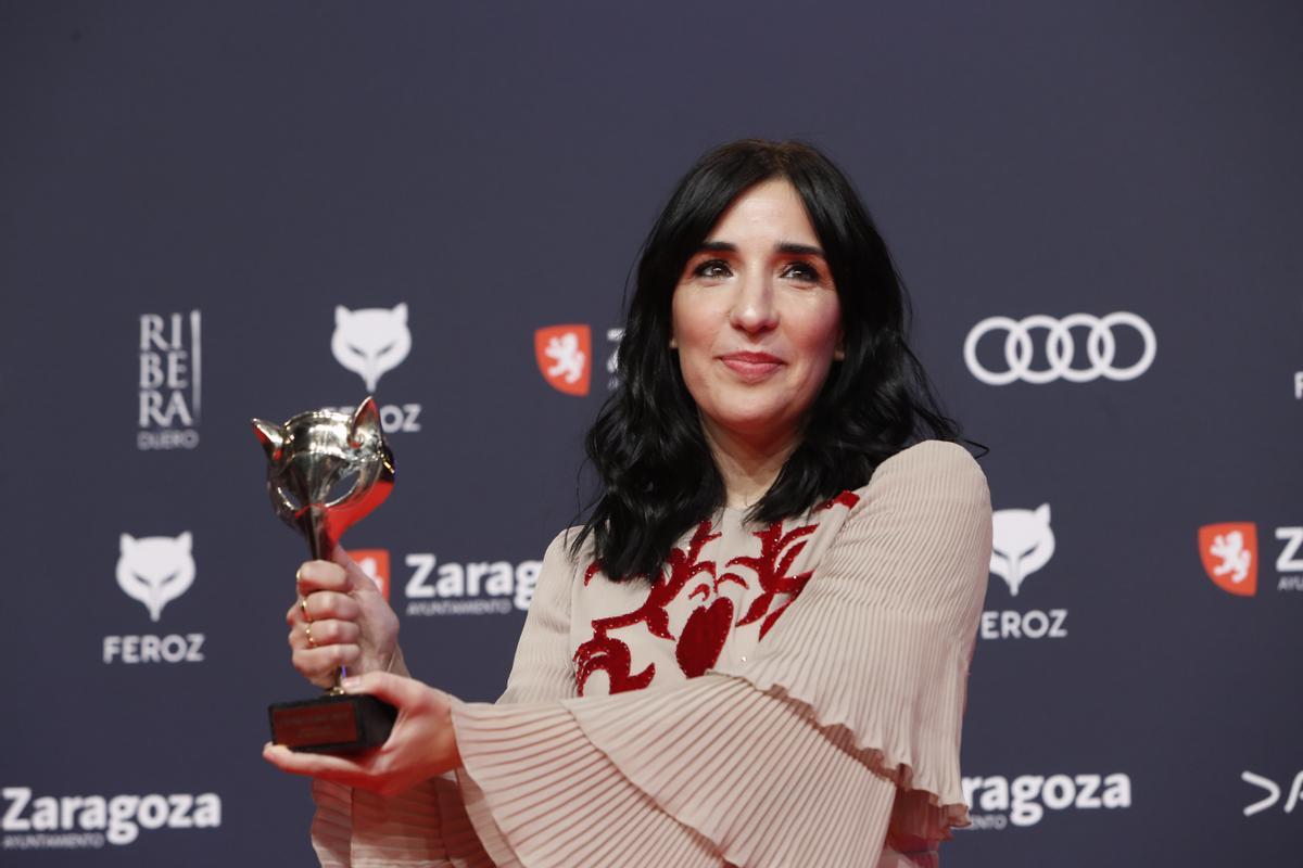 Alauda Ruiz de Azúa posa con su premio por el guion de Cinco lobitos.