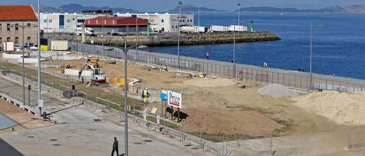 Operarios en la parcela de la antigua nave de cableros cubriendo los depósitos sobre los que se realizará una superficie ajardinada.