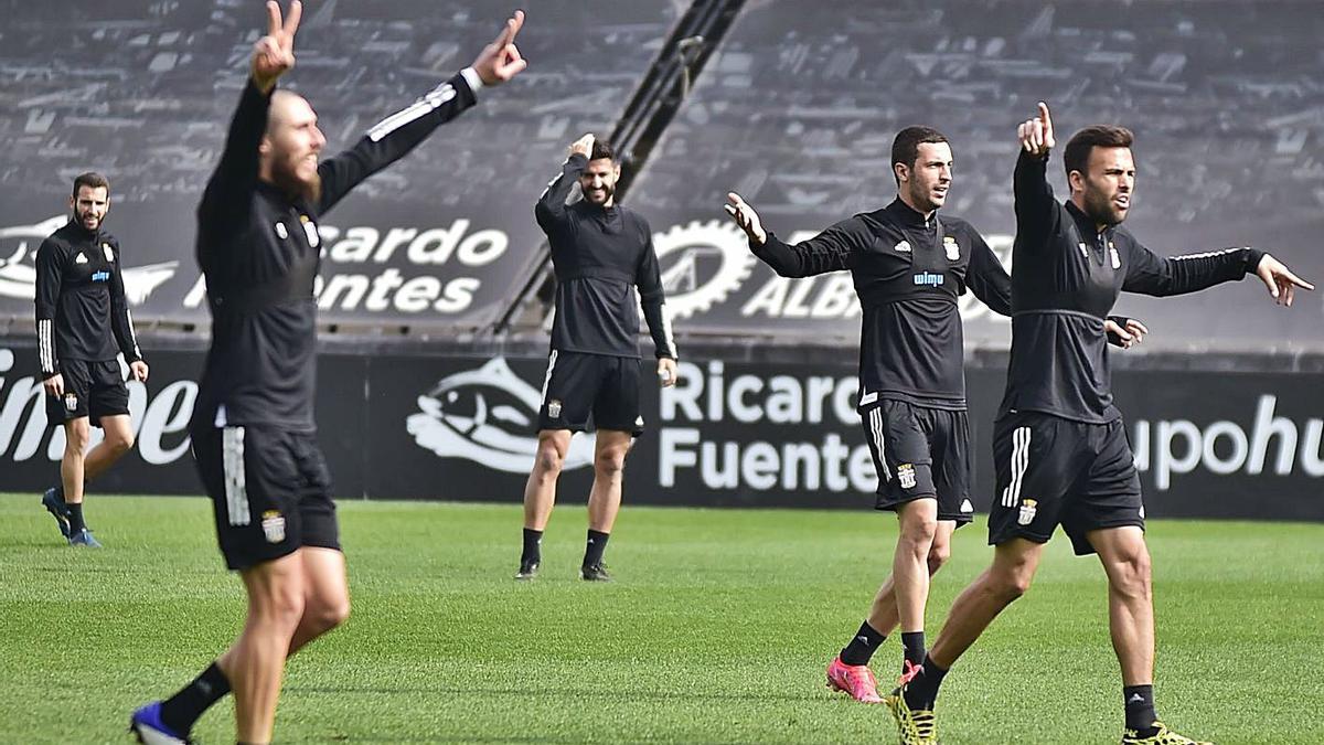 Los jugadores del FC Cartagena, en un entrenamiento en el Cartagonova.