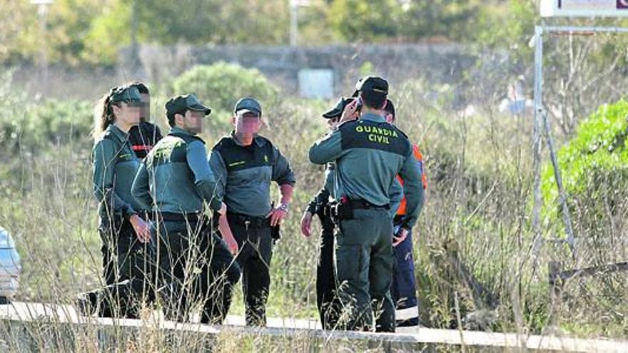 Agentes de la Guardia Civil, durante el dispositivo de búsqueda de la adolescente en Calvià.