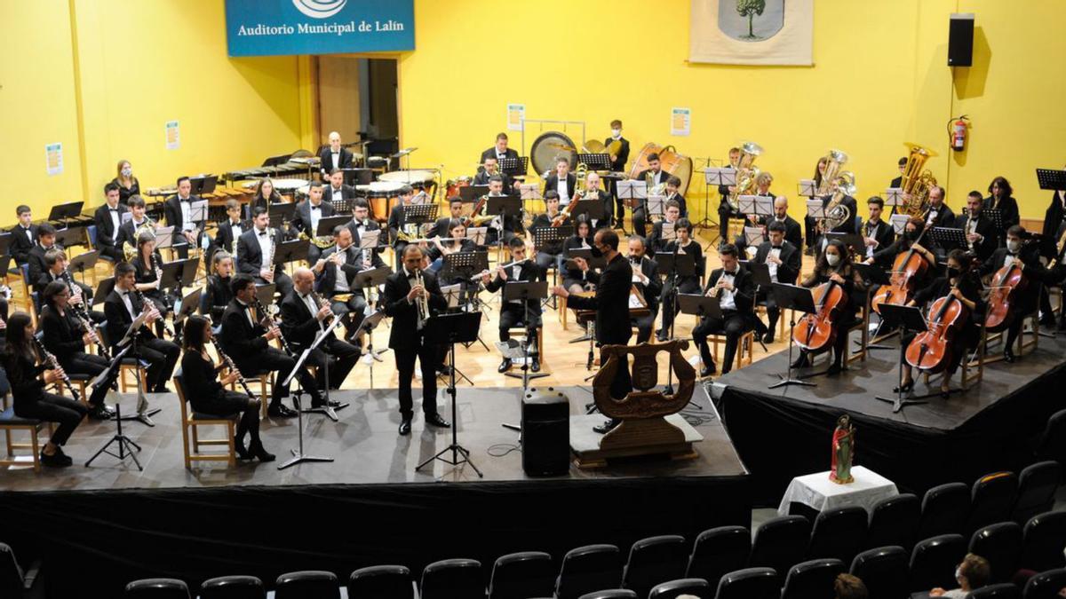 La Banda de Lalín y la Unión Musical de Ponteledesma honran a Santa Cecilia | BERNABÉ/JAVIER LALÍN