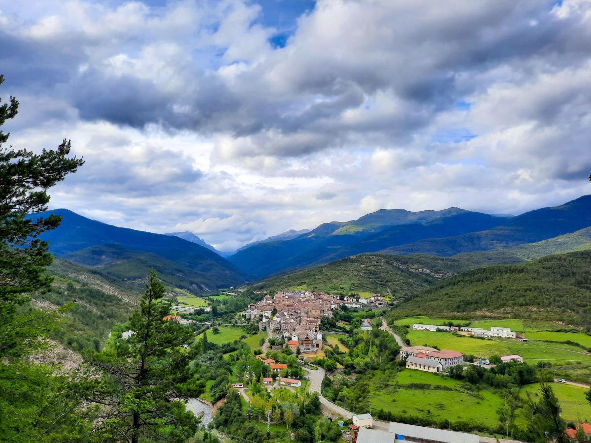 Ansó, con su arquitectura tradicional, es uno de los pueblos más bonitos del Pirineo y de España.