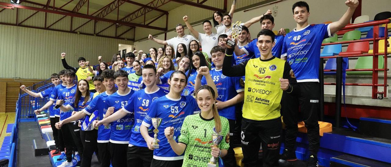 Los equipos juveniles masculino y femenino del Unión Financiera Base Oviedo celebran en Vallobín.