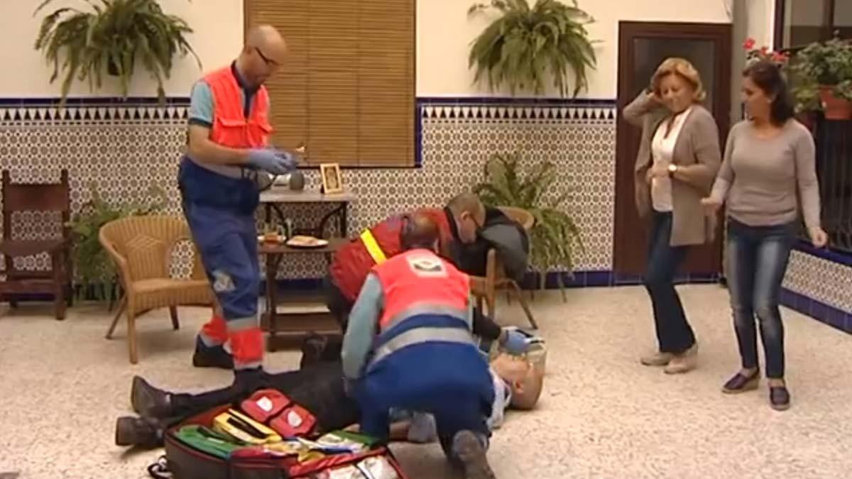 Unas mujeres bailan 'La Macarena' mientras sanitarios practican una reanimación cardiopulmonar