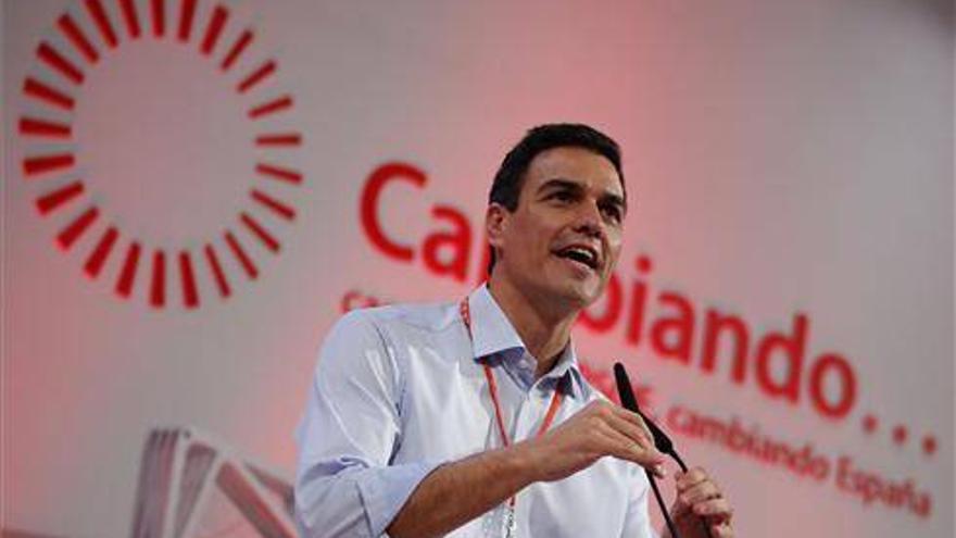 Sánchez proclama que el PSOE está &quot;de nuevo en pie para cambiar España&quot;