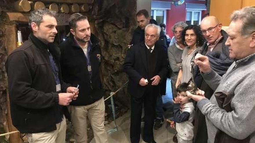 Antonio Ortega y Baudilio Suárez, a la izquierda, reciben un detalle de la fundación que gestiona el geriátrico.