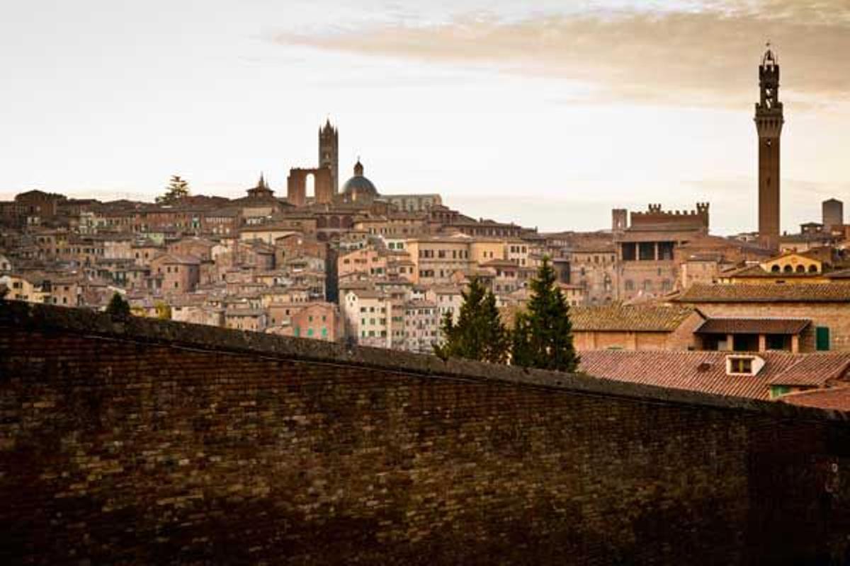 Vista panorámica de Siena (Italia) al amanecer.