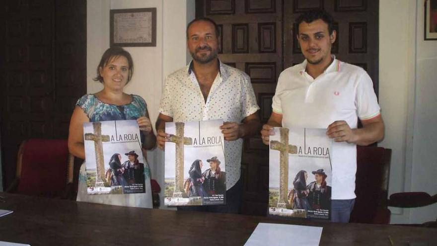 Antonio Martín (centro) junto a Tomás del Bien y Sara Pérez, en la presentación del espectáculo. Foto