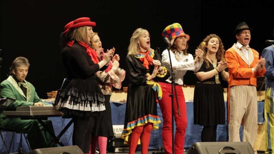 Arriba, integrantes del Game, durante la actuación de ayer en el teatro Jovellanos. A la derecha, niños del Jovellanos y el Cabrales, en el coliseo.