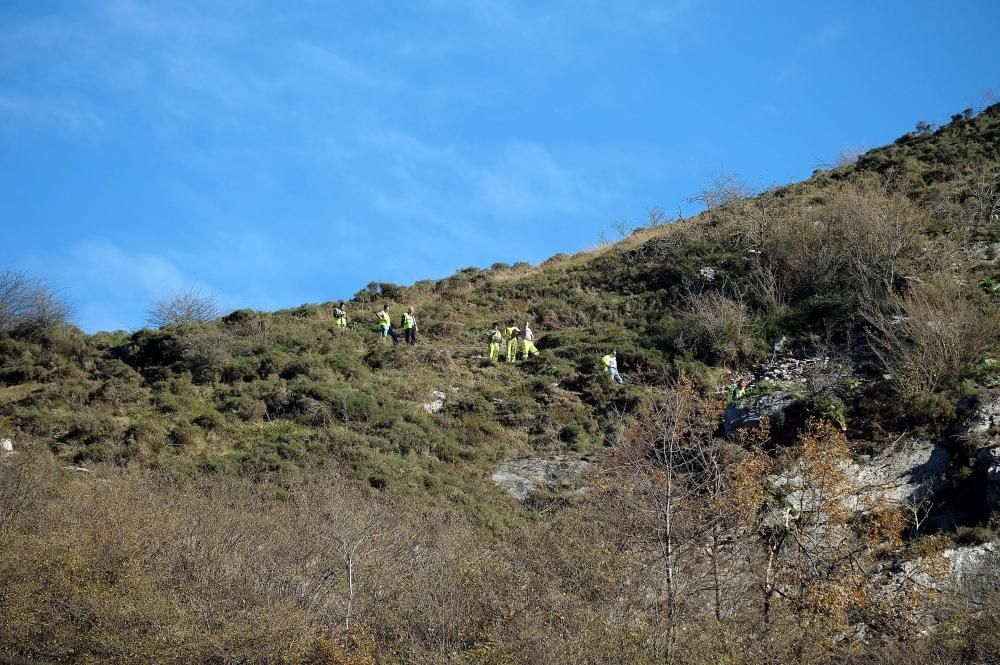 Técnicos del ADIF en labores en Pajares ante el riesgo de derrumbe sobre las vías