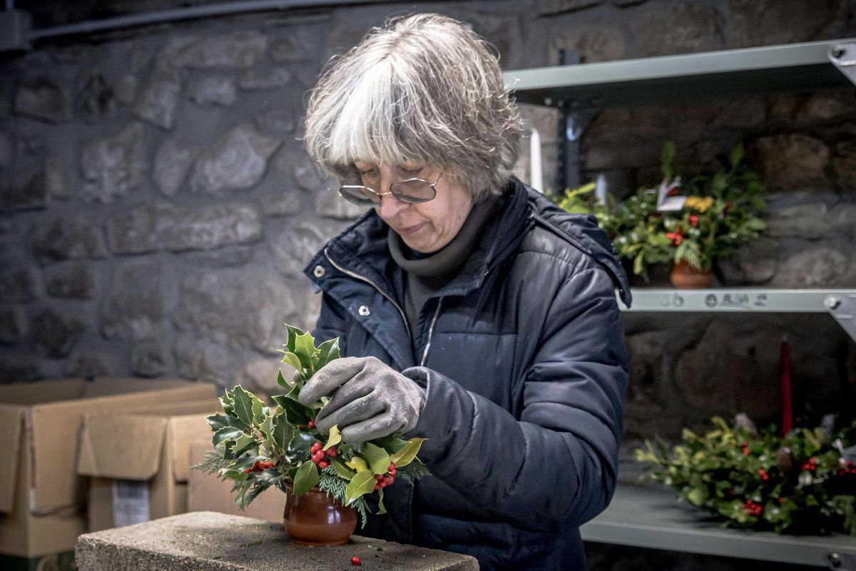 El Acebarillo fabrica artesanía típica navideña con las ramillas recolectadas.