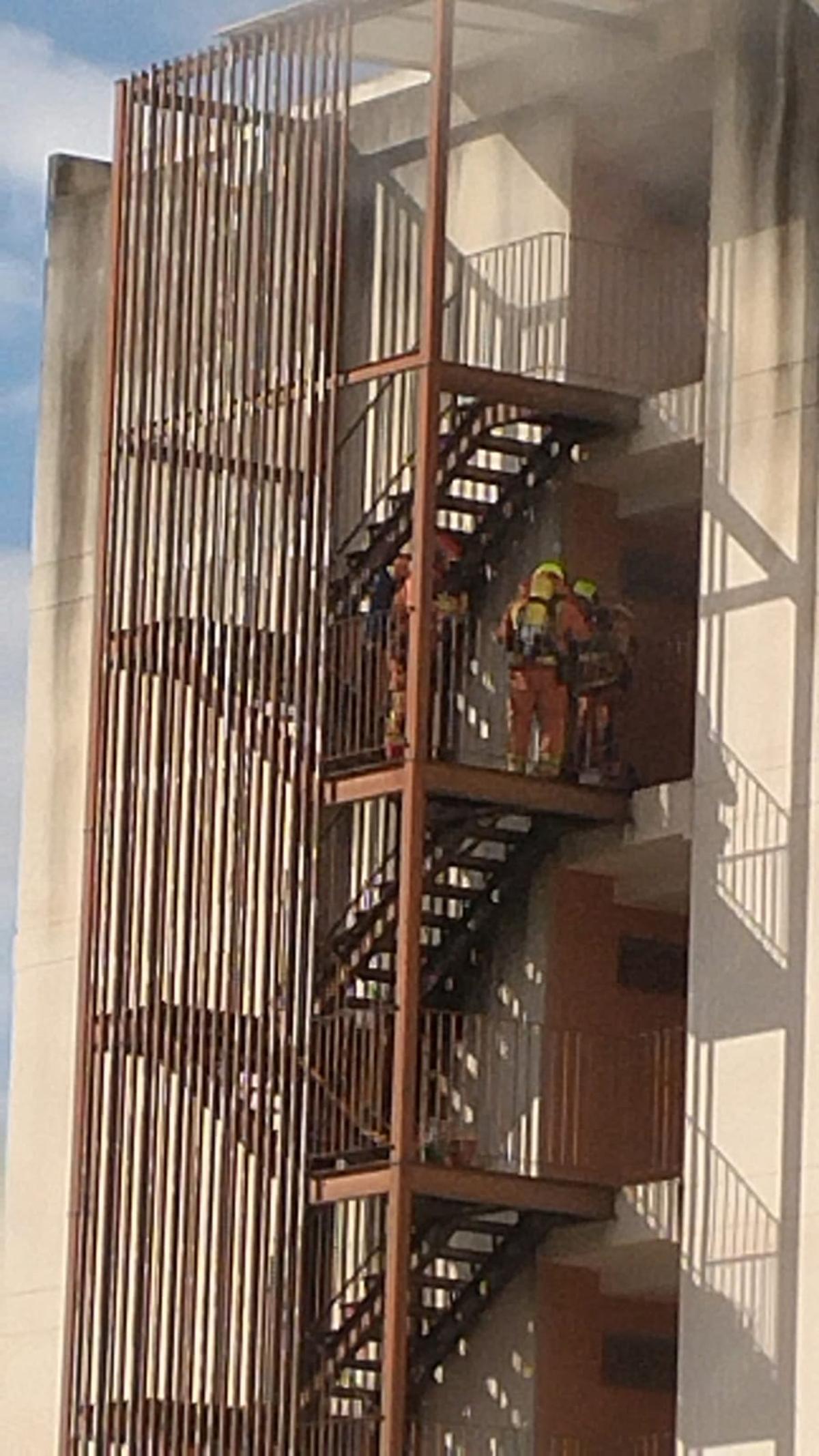 Bomberos accediendo al edificio