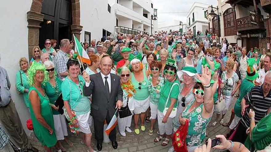El alcalde de Tías en el centro con un grupo de irlandeses, ayer.