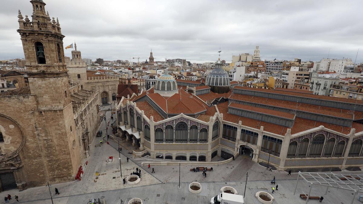 Valencia | La plaza de Brujas permite el paso de vehículos con la amenaza  de una cámara sancionadora