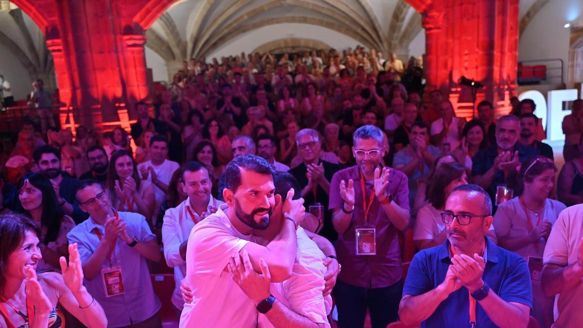 De izquierda a derecha: Belén Fernández, Cotrina abrazando a García Nicolás y Miguel Ángel Morales en el último congreso provincial del PSOE.