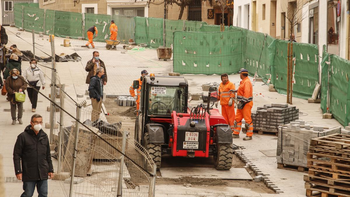 Los operarios ultiman ya el tramo que resta para que la calle Gran Vía luzca su nuevo aspecto, este martes.