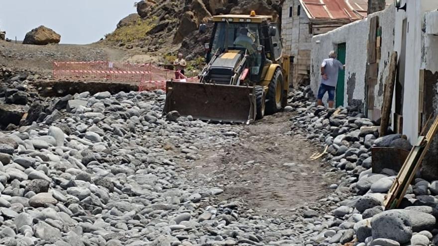 Arreglo de la pista de acceso y tránsito por Las Bajas, el 19 de abril pasado. | | E.D.