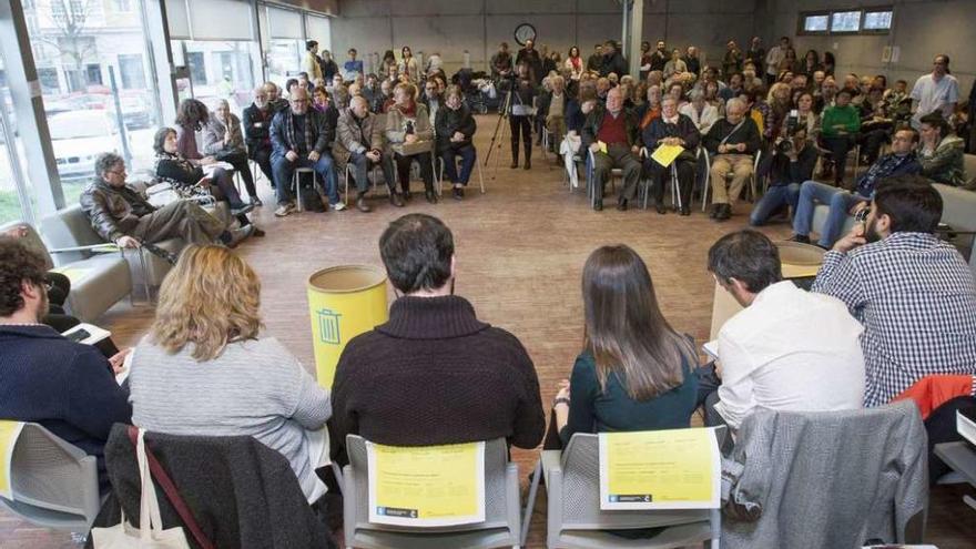 Los concejales, de espaldas, en un encuentro con vecinos de Os Mallos en el ciclo &#039;Dillo ti&#039;.