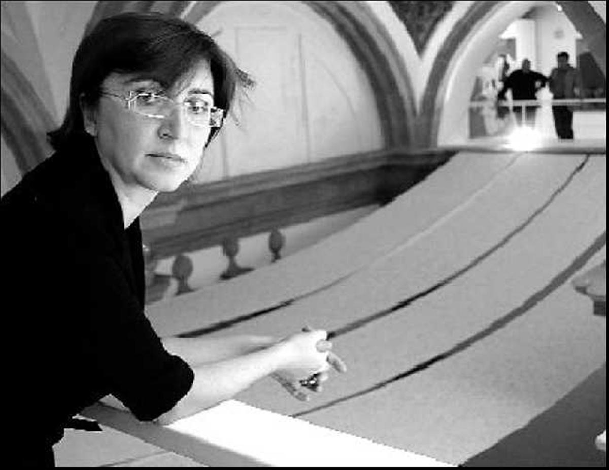 Lourdes Murillo, ayer, en la segunda planta del Museo Barjola, ante su «Entrecielo».