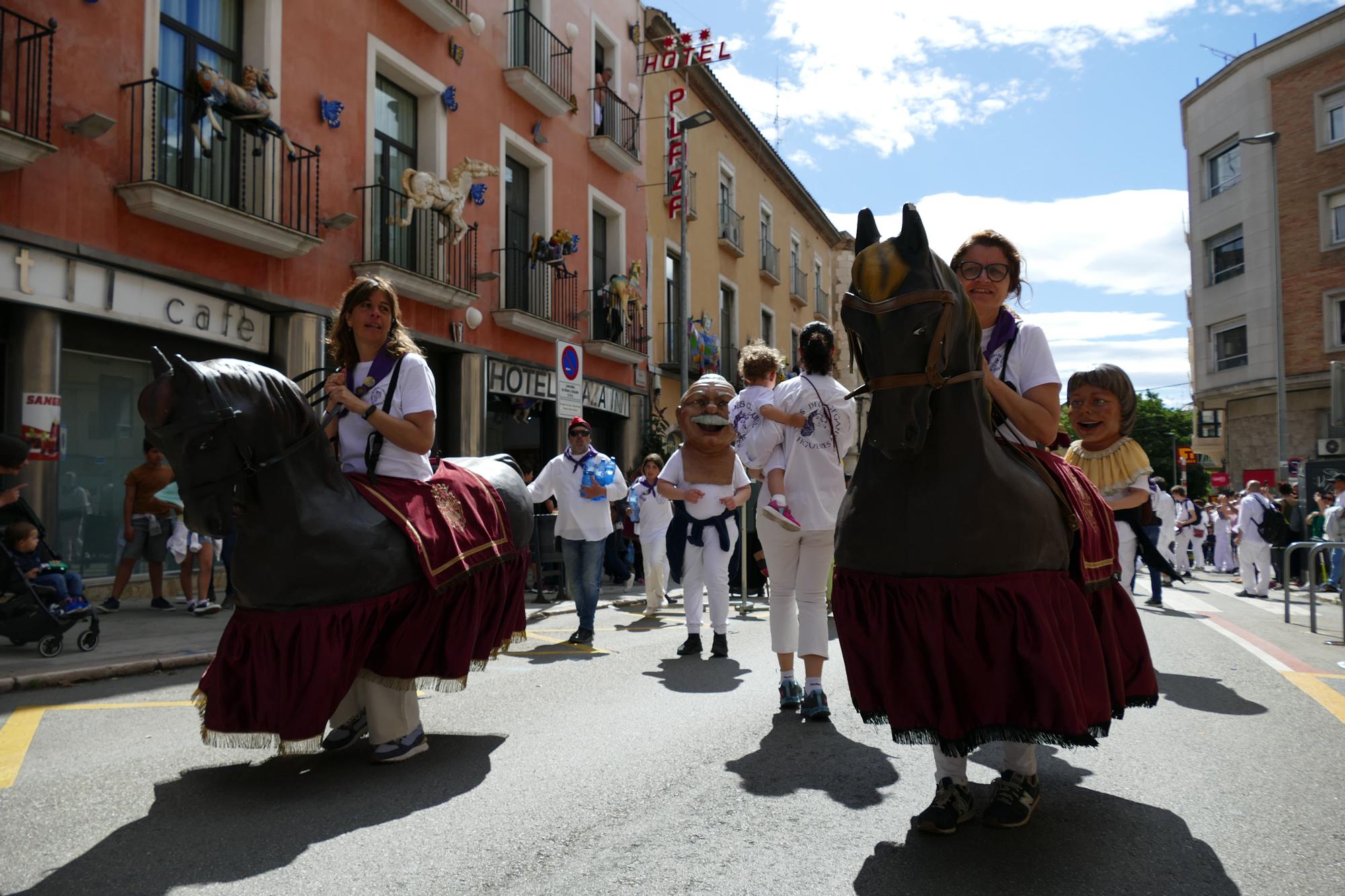 Vuit colles gegants passegen pel centre de Figueres