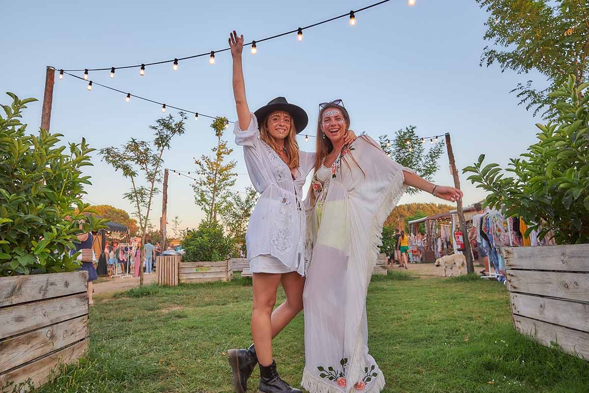 El festival La Santa se celebra este verano en la Costa Brava, dos festivaleras con ropa boho