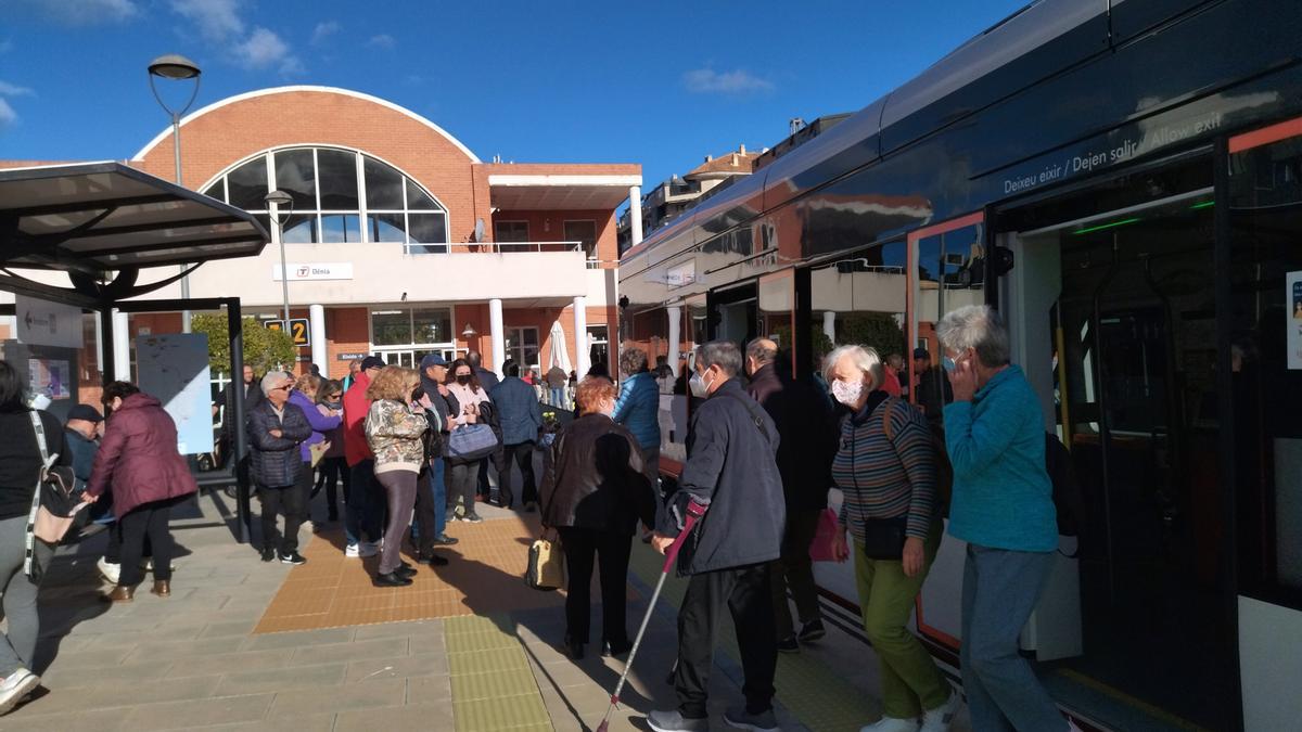 Los viajeros, muchos de ellos jubilados, bajan del tren esta mañana en Dénia