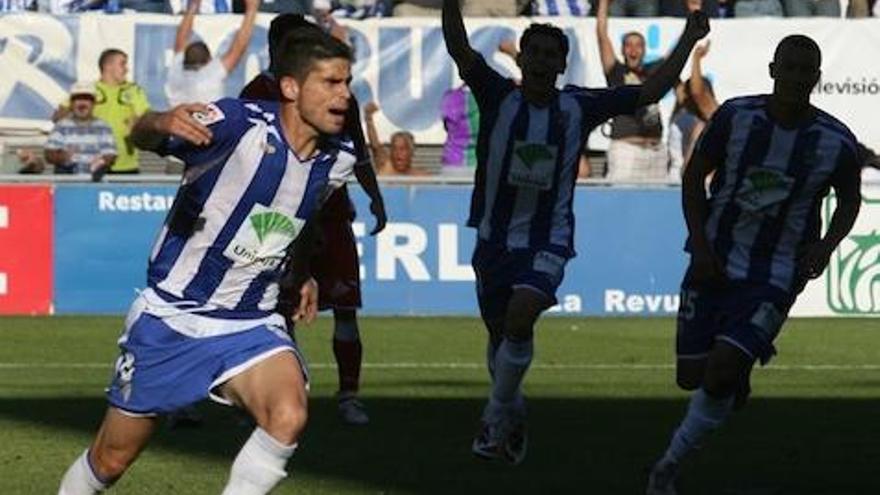 Antonio Hidalgo, celebra uno de los dos goles que dio el ascenso al Málaga CF en 2008 frente al Tenerife en La Rosaleda.