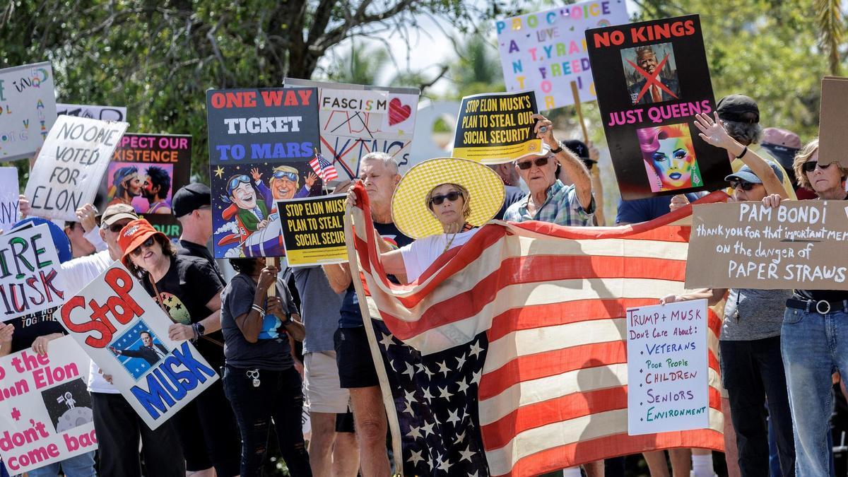 Activistas asisten a una protesta 'Tesla Takedown' frente a un showroom de Tesla en Fort Lauderdale, Florida, el 22 de marzo de 2025