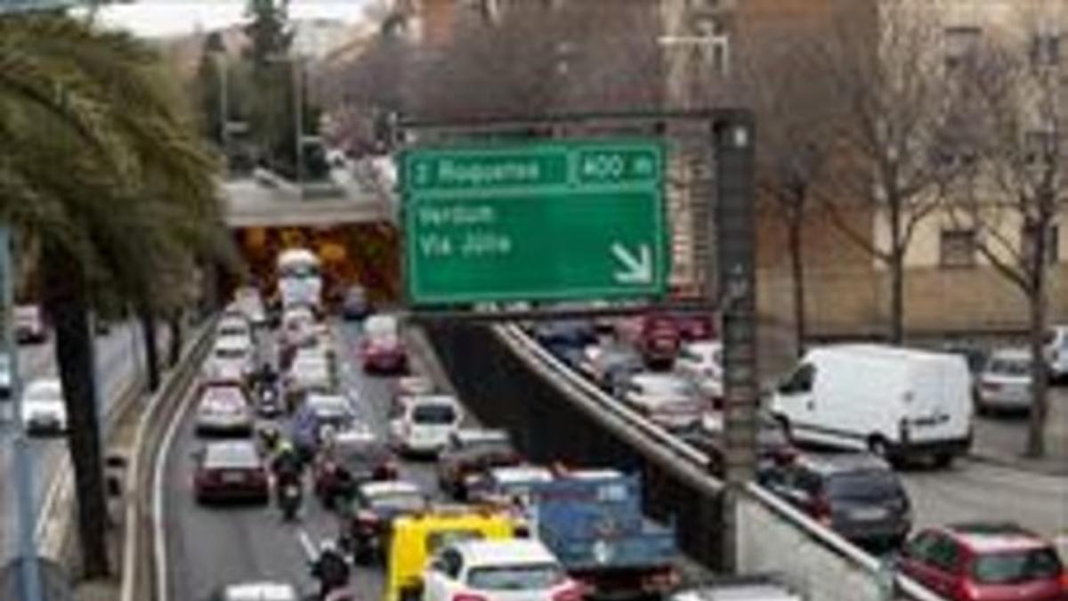 Un momento de congestión de tráfico en Barcelona.