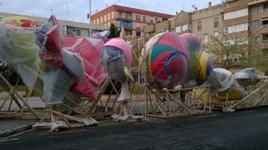 La Falla Malva-rosa también ha salido ya a la calle.