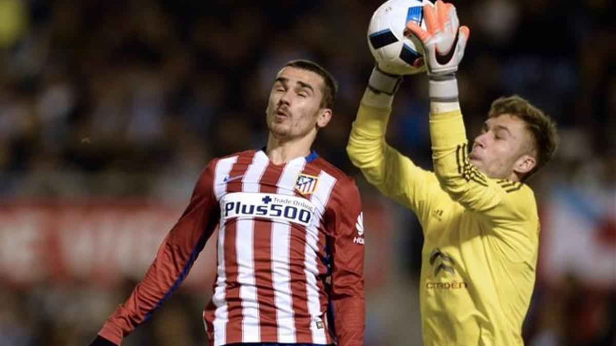 Rubén atrapa el balón ante Griezmann