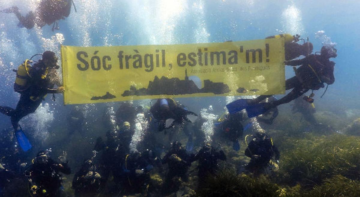 Uns 70 bussejadors protesten submergits al mar per la preservació de les illes Formigues.