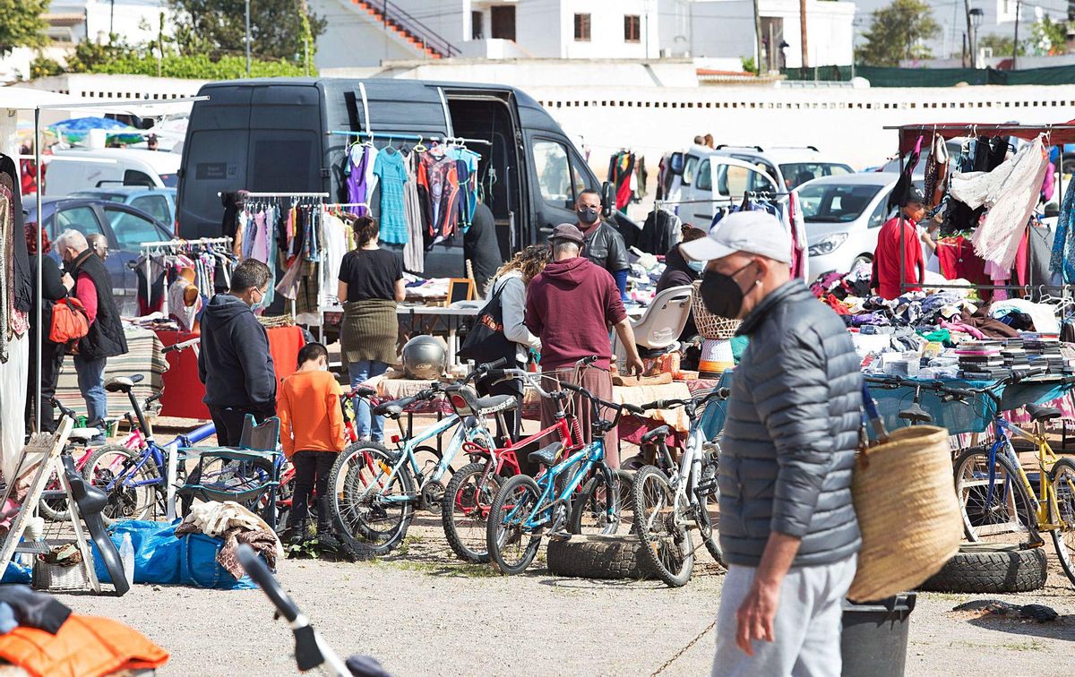 El mercadillo cobra vida de nuevo en Sant Jordi | FOTOS DE VICENT MARÍ