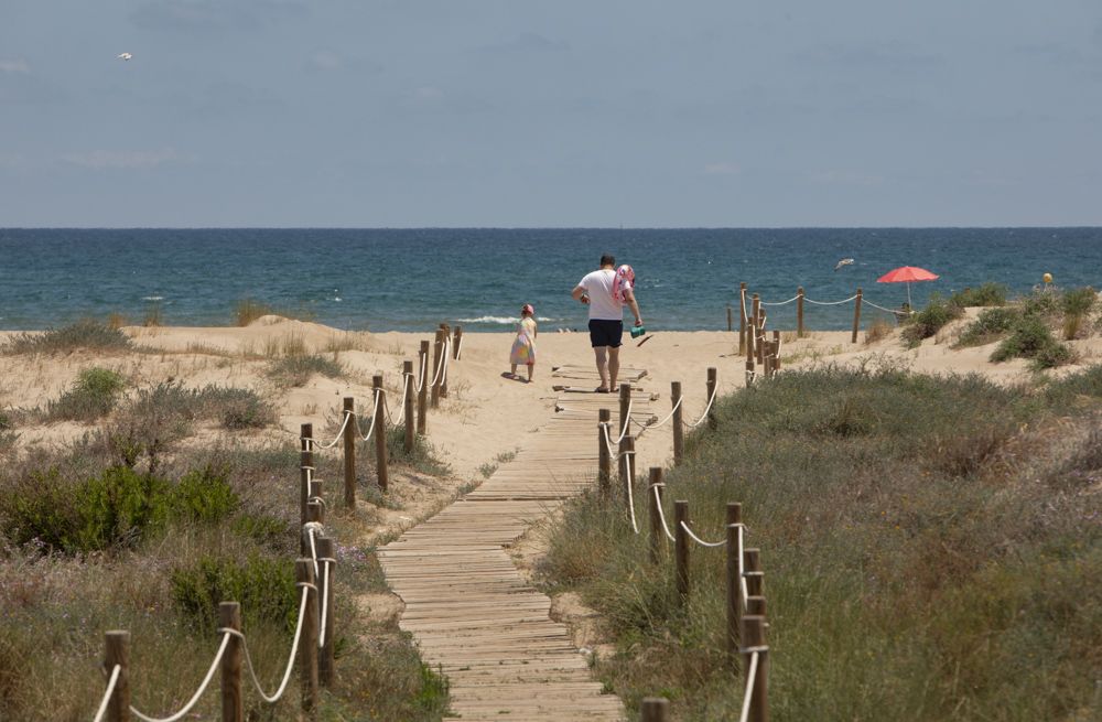 La playa del Port de Sagunt: Un inmenso arenal que no te puedes perder a menos de 30 minutos de la capital del Turia