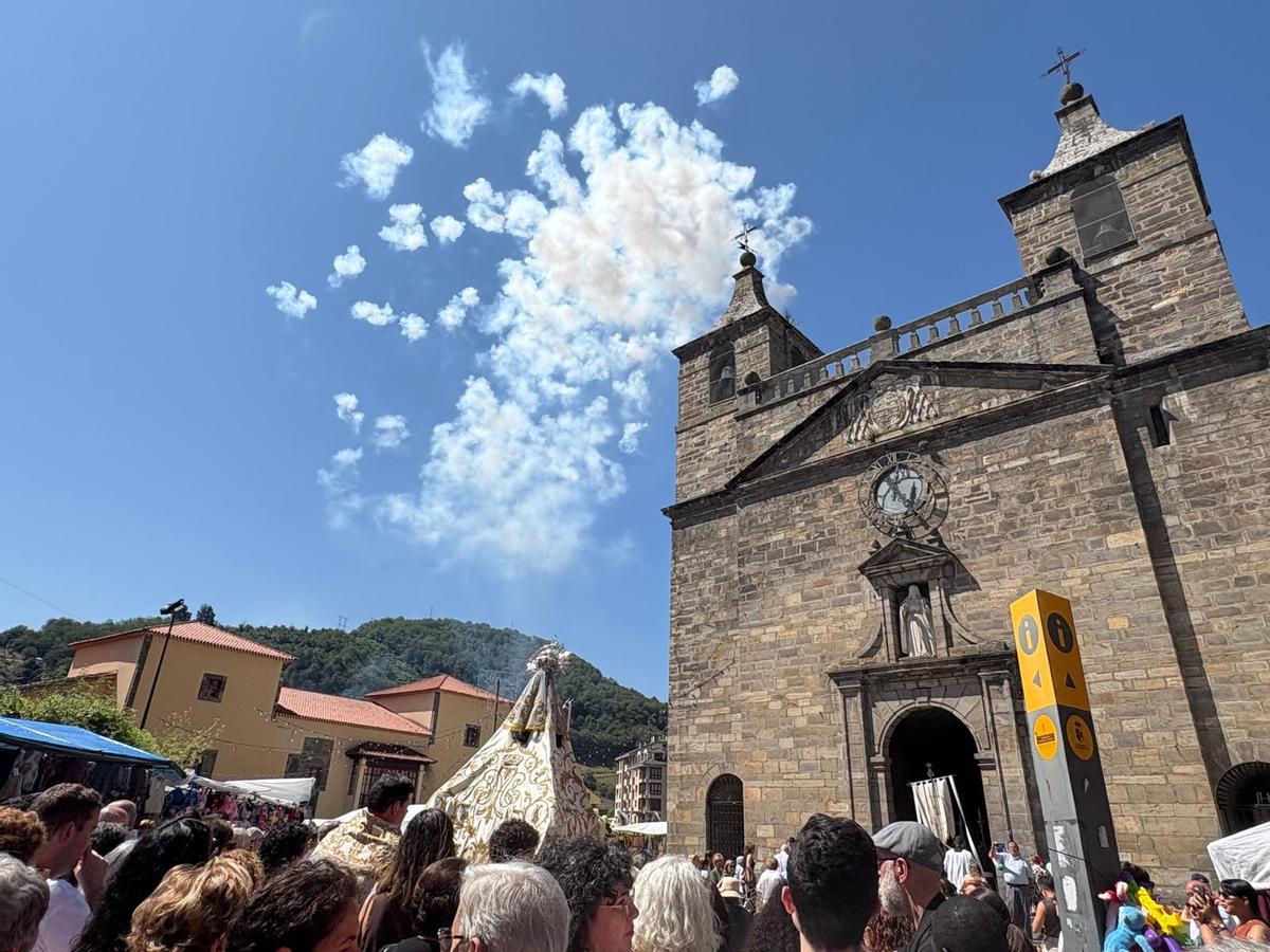 La pólvora acompañó a la primera procesión del Carmen en Cangas del Narcea