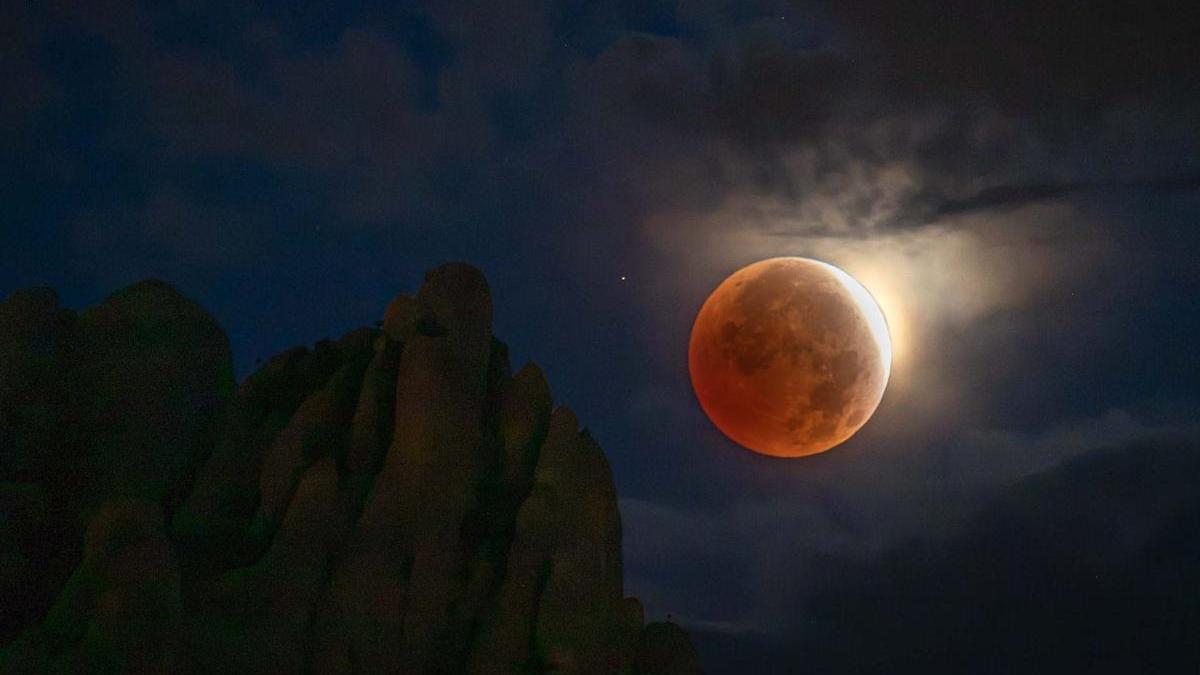 ECLIPSE LUNAR | Una luna roja pone el broche a un eclipse que maravilla a medio mundo