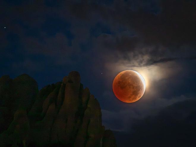 Así se ha visto esta noche la luna de sangre
