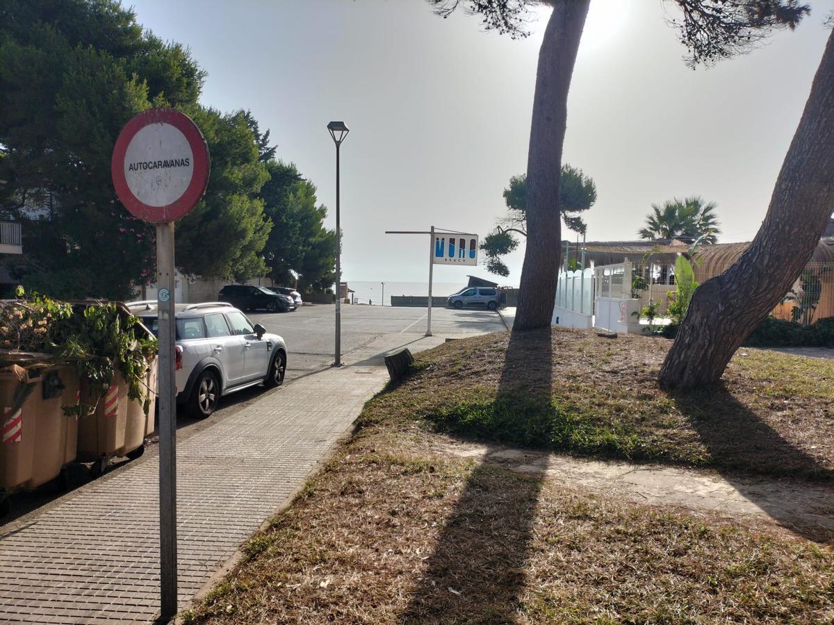 Una señal que prohíbe el paso a las caravanas en la Playa de Muro.