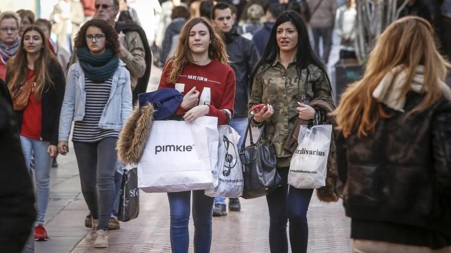 En la actualidad todavía se siguen utilizando mucho las bolsas de plástico que deberán sustituirse por las de papel.