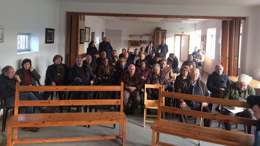 Arriba, los vecinos, reunidos el domingo. Derecha, ampliación del camposanto de Santa Cristina de Vea. // Bernabé /C.M.V.